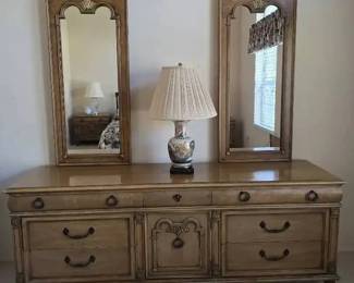 MO137Dresser with mirrors and a lamp