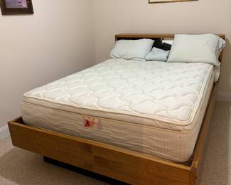 Queen bed - excellent conditon