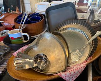 Measuring Cups, Baking Pans