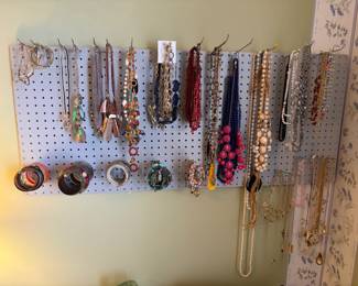 Jewelry necklace and bracelets