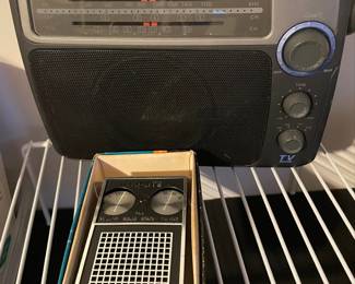 RadioShack 12-887 AM/FM/TV Sound Portable Radio