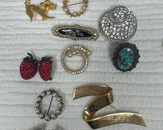 Vintage Costume Brooches 