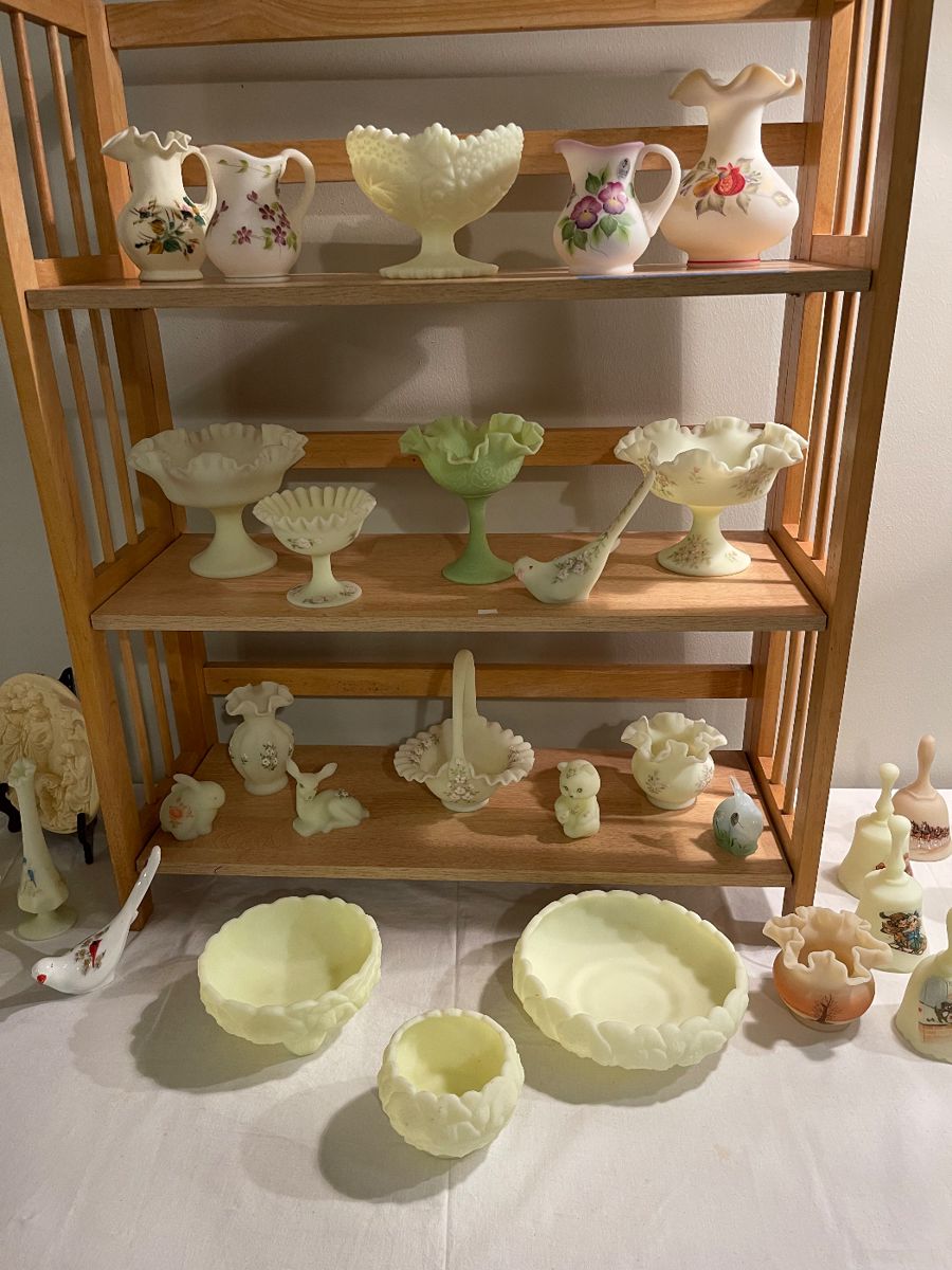 Assorted Fenton glass collectibles. 