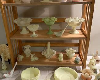 Assorted Fenton glass collectibles. 