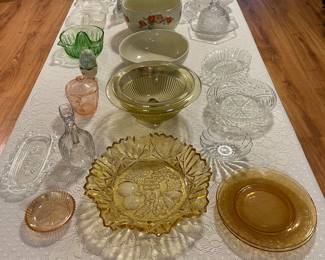 Miscellaneous collectible glass items