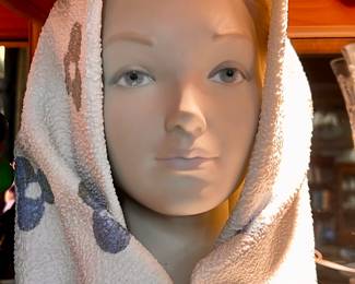 Lot #80: Lladro Bust of Little Girl with Kerchief, No. 12024