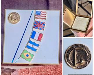 Lot #72: 1939 New York World/s Fair Powder Compact