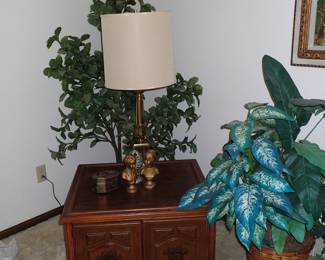 SIDE TABLE / LAMP