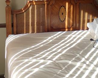 BED HEADBOARD / MATRESS