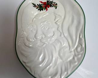 Pfaltzgraff Winterberry Embossed Santa Plate
