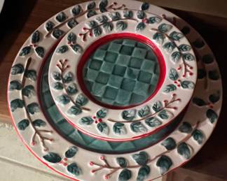 Great Bargain Holly Berry Decorative Plates Set