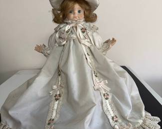 Doll 16: Alberon "Lady Helena" Doll of the Year 1997 Porcelain Doll