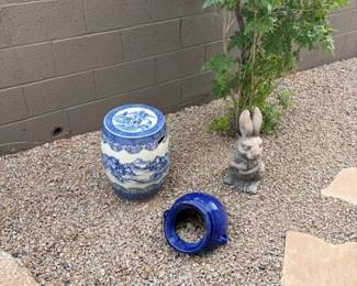 Yard deco, Bunny and pots