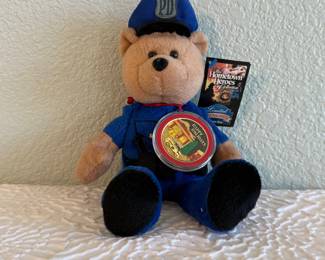 Offered is a collectible plush Police Bear from the Hometown Heroes Collection, accompanied by a 2006 one-troy-ounce .999 fine silver holiday round.
The bear is dressed in a blue police uniform with embroidered “PD” cap and retains its original Hometown Heroes / Limited Treasures tag. Suspended from the bear is a sealed silver round, dated 2006, inscribed “Best Wishes for Peace and Joy This Holiday Season”, and clearly marked ONE TROY OUNCE .999 FINE SILVER.
The silver round is housed in a clear protective capsule and appears uncirculated, while the plush bear shows light handling wear consistent with display. No testing of the silver has been performed, but markings indicate .999 fine silver content.
This unique pairing combines precious metal value with sentimental and thematic collectible appeal, making it suitable for collectors of silver bullion, holiday rounds, law-enforcement memorabilia, or novelty gift items.
Sold as a single lot.