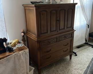 1970s bedroom set. Thomasville. Tall Dresser 55.5"H, 41"W, 20"D. Nightstands (2) 25"H, 24"W, 17"D. Headboard - King 42"H, 80"W. Long Dresser 32"H, 76.5"W, 21"D. Mirrors (2) 48"H, 18.5"W