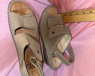 Size 39 D Finn Comfort $3.00