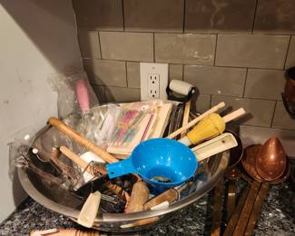 Miscellaneous vintage prepping/serving utensils & large stainless steel bowl 