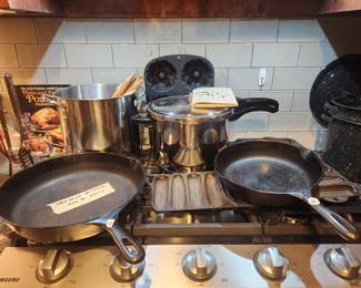 2 Cast Iron Frying Pans & 2 Cornbread Stick baking 