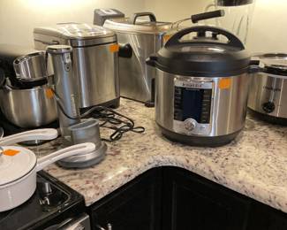 Kitchen in the box, Cuisinart bread maker, Emeril by T Fal fryer, Instant Pot, Crock Pot, Hamilton beach blender, Ninja blender, Rival Crock Pot and Kitchen aid mixer. 