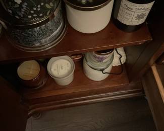 Side table with candles 