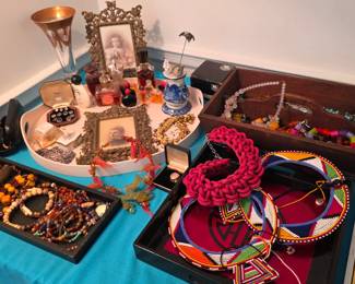 Jewelry, vintage picture frames