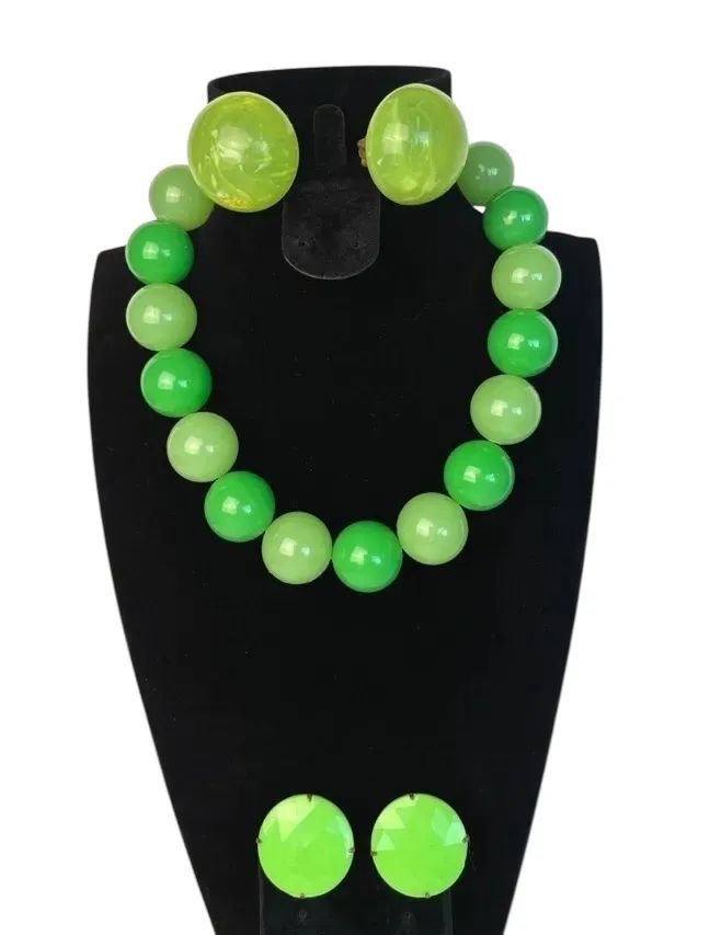 Awesome Vintage Green Plastic Green Ball Necklace * Clip on Earrings
