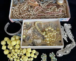 Costume “pearls” & Other Vintage Jewelry For Parts Or Repair
