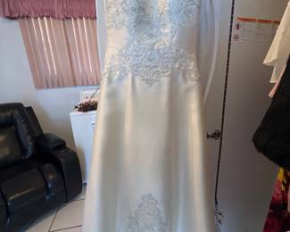 Jewel by David’s Bridal
Size 6
Ivory
Pearl beading and floral appliqués on the bust and bottom of skirt/(small)train