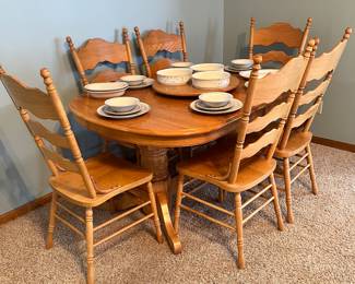 Dining for six with a built-in leaf!