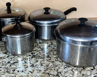 Very nice pans with lids.