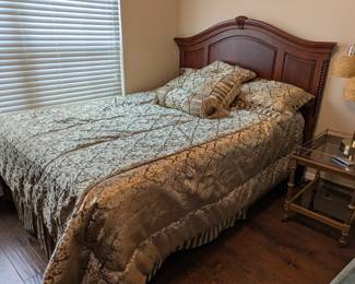 Queen size bed with adjustable base