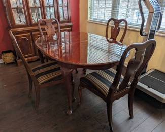 Queen Anne style round dining table with 4 chairs and 2 extra leaves
