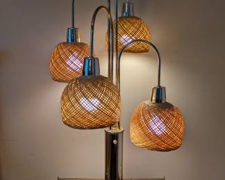 Gorgeous MCM 4 arm waterfall table lamp with wicker shades and brass base, it works perfect_three-way lighting, but has a little damage on one shade (see last picture of the serie).