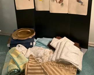 Tablecloths, Gold Colored Chargers, Napkins, And Placemats