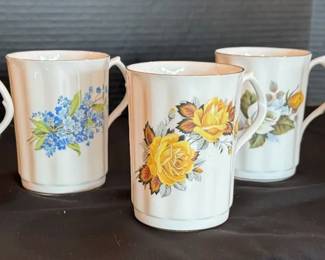Royal Windsor Fine China Coffee Mugs * Floral Pattern * Gold Accents *
