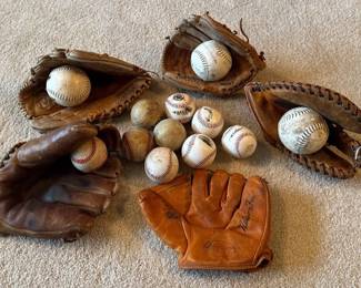 Vintage Baseball Mitts * Wilson * Spalding * Rawlings * 12 Baseballs *
