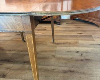 Drop leaf dining table