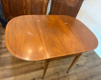 Drop leaf dining table