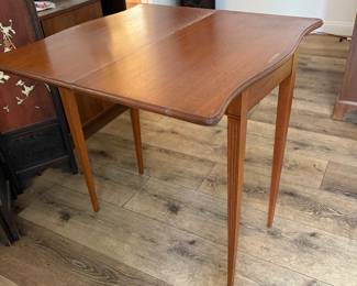  Hepplewhite-style drop-leaf table