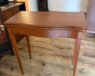  Hepplewhite-style drop-leaf table