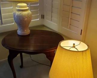 AR147Ethan Allen Queen Anne Table And More 