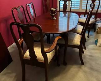 AR183VEthan Allen Extendable Table And Eight Chairs