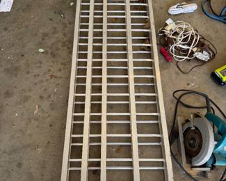 FOLDING LOADING RAMP