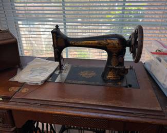 Antique early 1900's Singer #27 treadle machine w/cabinet 