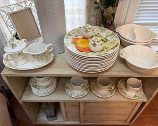 Vintage Metlox Pottery Sculptured Daisy dinnerware set