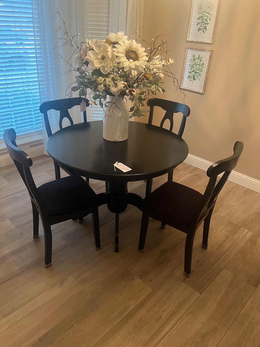 Round dining table with 4 chairs