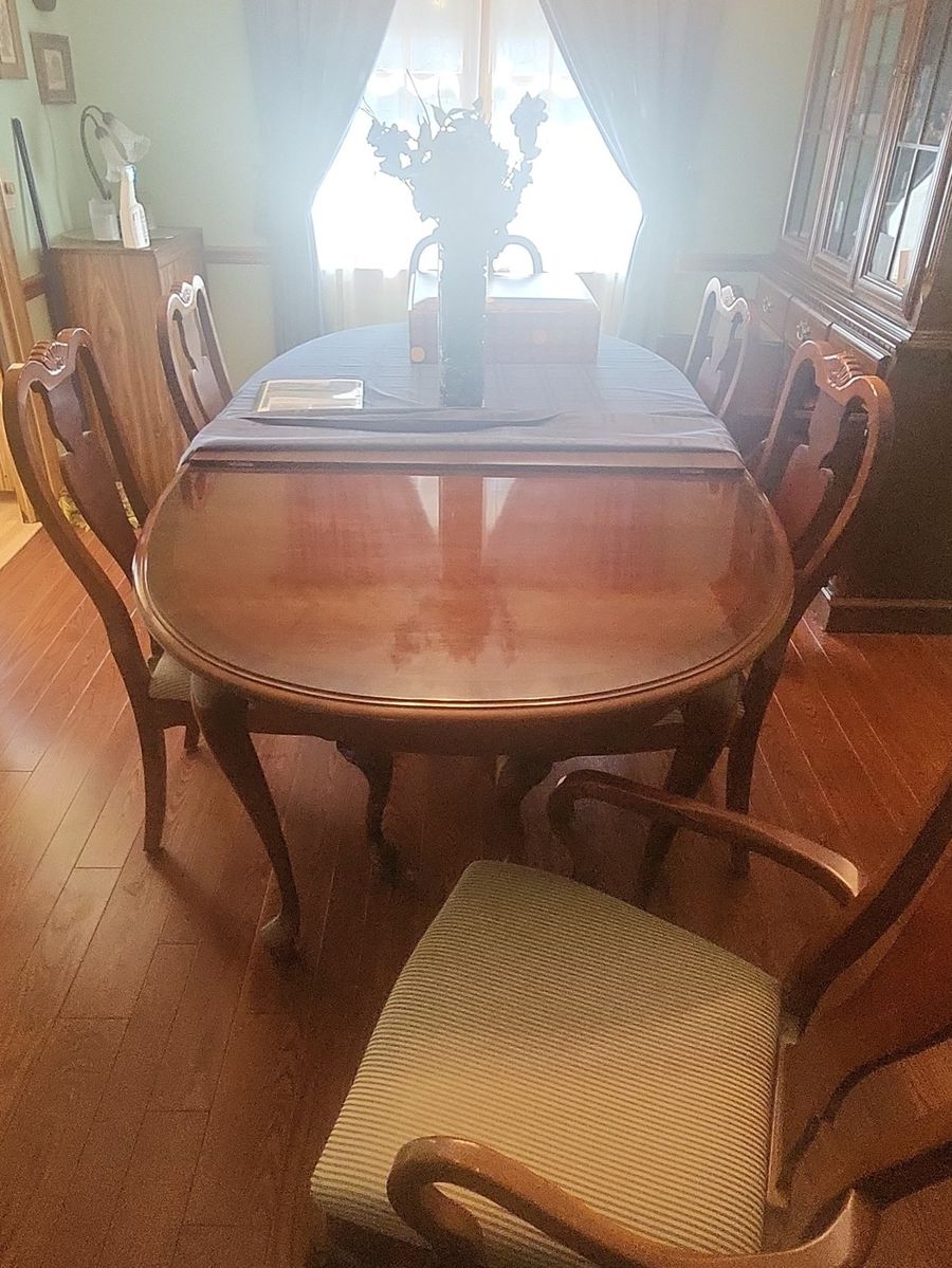 Vintage Queen Anne Style Mahogany Oval Dining Table with Six Chairs