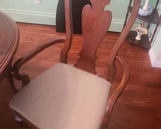 Vintage Queen Anne Style Mahogany Oval Dining Table with Six Chairs