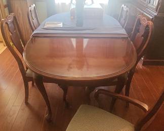 Vintage Queen Anne Style Mahogany Oval Dining Table with Six Chairs