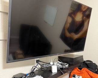 Wall mount Samsung TV w/remote